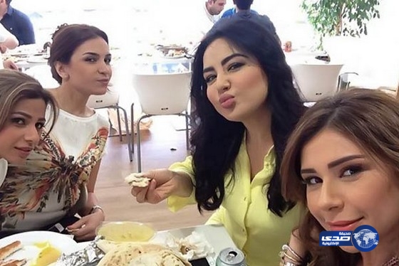 الإعلامية العراقية سهير القيسي تمنح قبلة لأحد الأشخاص