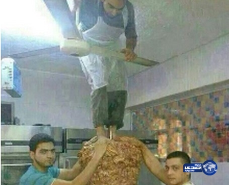 أمانة الرياض: صورة عامل المطعم الذي يقف على “الشاورما” في تركيا