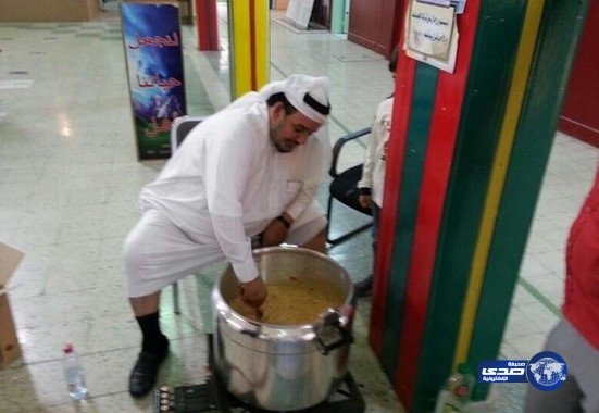 معلم يقوم يقوم باعداد الافطار بمدرسة الفيصلية الابتدائية