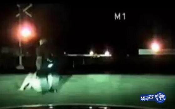 بالفيديو .. شرطي ينقذ فتاة قبل انتحارها تحت القطار بلحظات