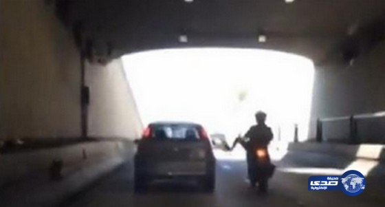 بالفيديو .. سائق دراجة يركل سيارة أثارت غضبه