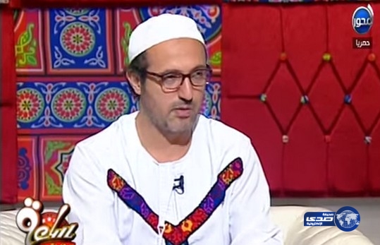 بالفيديو.. مذيع مصري يثير السخرية بجلباب نسائي مطرز