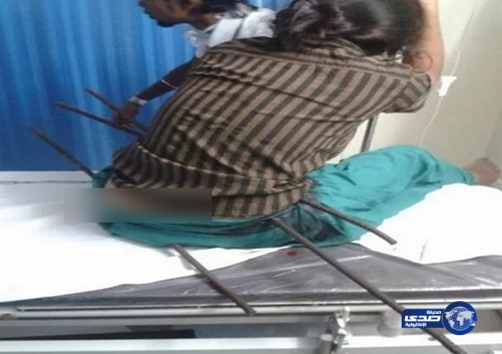 فتاة تخترق جسدها 3 قضبان حديدية و تبقى على قيد الحياة