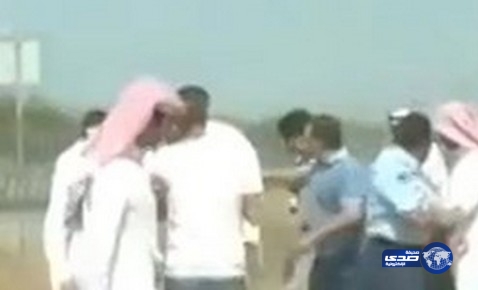 بالفيديو.. مضاربة شبابية تعطل المرور في الكويت