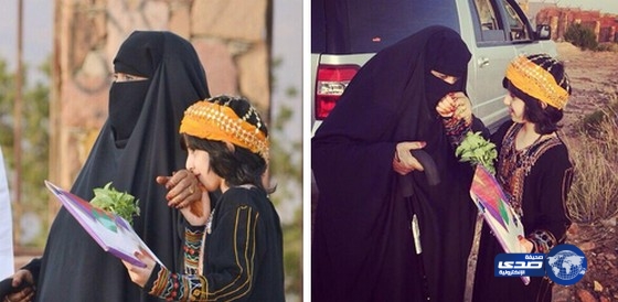 صور لطفلة مشاركة في فريق مبادرة الشبابي في مشهد عفوي مع مسنة بمهرجان ابها يجمعنا