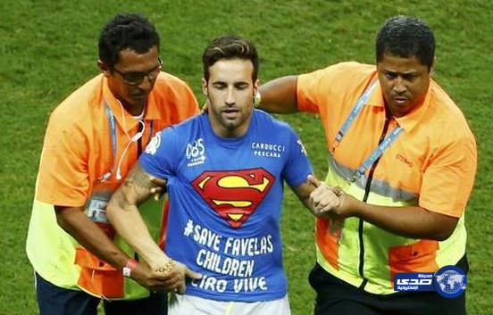 بالفيديو:مقتحم مباراة بلجيكا والبرازيل يطالب بإنقاذ أطفال العشوائيات بالبرازيل