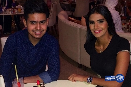 مذيعة قناة العربية التي سقطت على الهواء تظهر بصحبة فنان عراقي