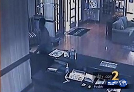 الفيديو.. لص مدجج بالسلاح يجهش بالبكاء بعد فشله بسرقة فندق