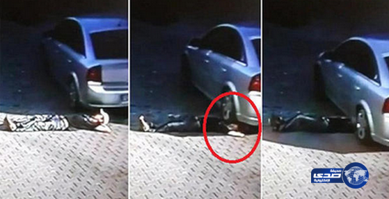 بالفيديو .. ينجو من الموت رغم مرور السيارة فوق رأسه