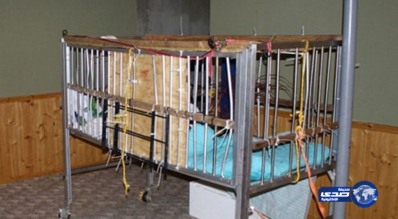 اتهام زوجان باحتجاز ابنهما المتوحد في قفص