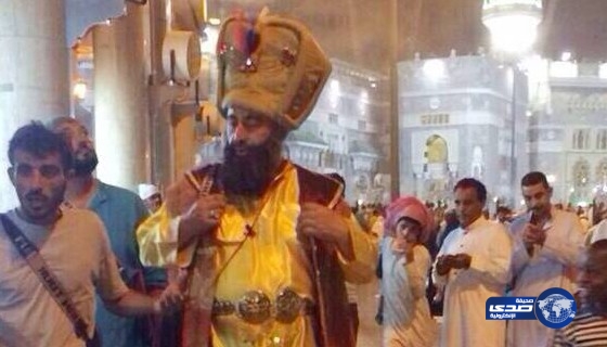 شرطة مكة تحقق مع مرتدي الملابس الغريبة