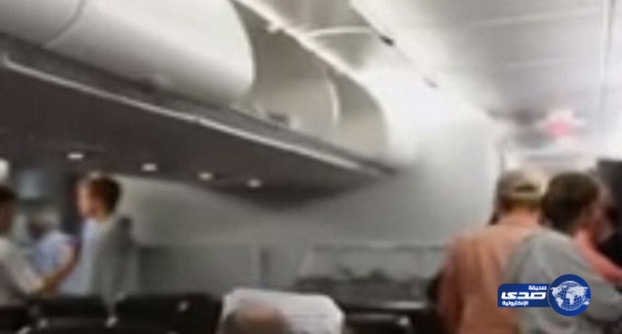 بالفيديو..تسرب الماء يجبر طائرة ركاب على الهبوط