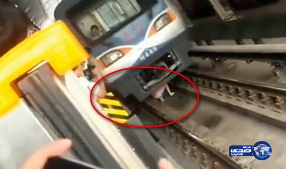 بالفيديو.. نجاة امرأة حامل بعد سقوطها بممر قطار مترو بكين