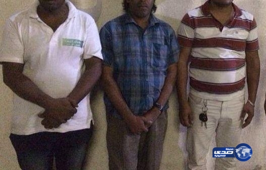 القبض على عمال محطة يخلطون مادة حمراء مع البنزين