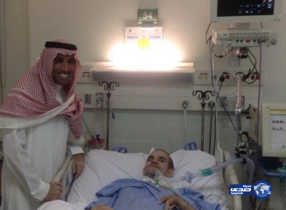 فايز المالكي يستجيب لدعوة شاب مصاب بالشلل ويزوره بالمستشفى