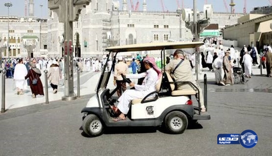 عربات جولف لمتابعة نظافة المسجد الحرام