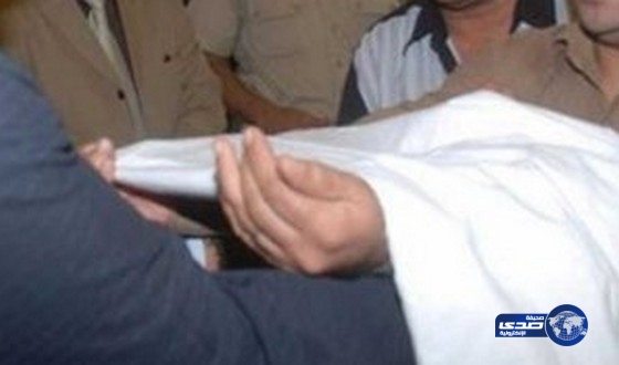 مصري يحمل كفنه بعد قتله حماته بالخطأ في جلسة صلح