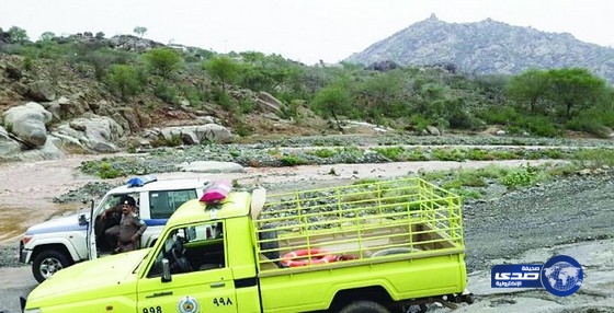 مدني جازان ينتشل جثة جرفتها سيول فيفاء