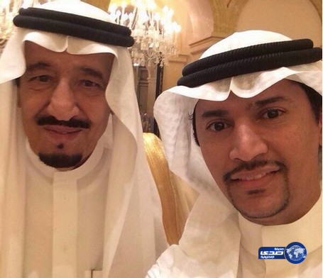 مواطن يلتقط صورة &#8220;سيلفي&#8221; مع ولي العهد الأمير سلمان