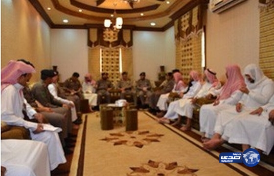 مدير شرطة نجران يسلم ذوي الشهيد القحطاني مساعدة عاجلة من وزير الداخلية