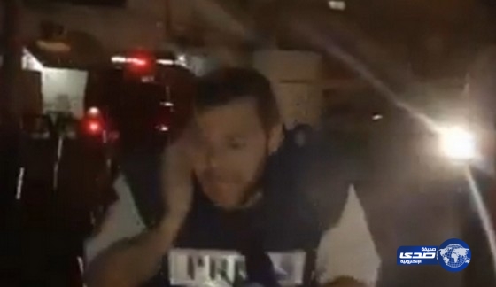 بالفيديو..سقوط قذيفة صهيونية فوق مذيع فلسطيني على الهواء