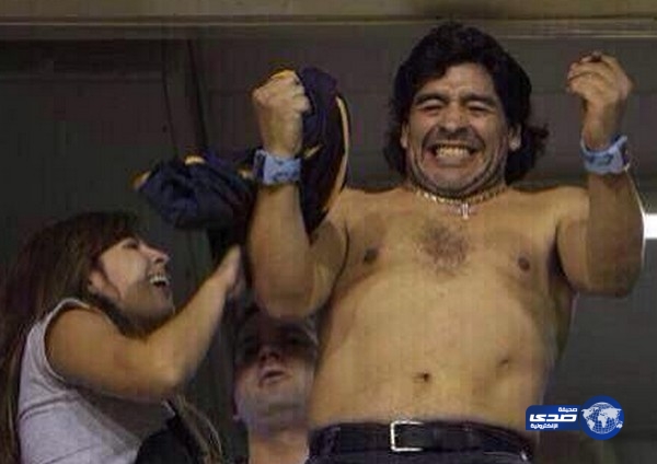 الأسطورة مارادونا يقفز فرحاً بتأهل منتخب بلاده الى النهائي كأس العالم