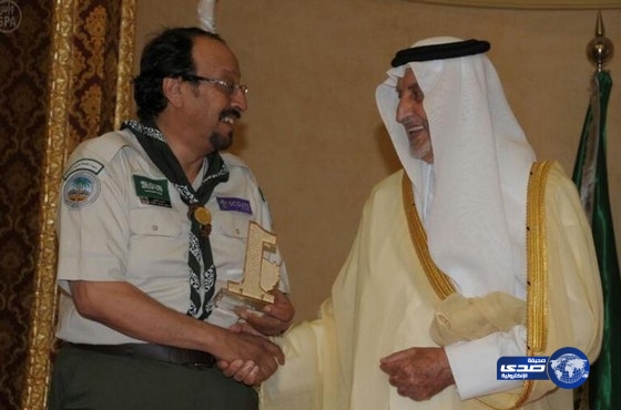 الأمير خالد الفيصل يسلم درع التميز البيئي لتعليم عسير