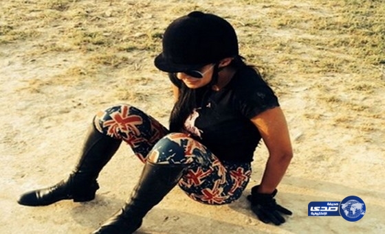 بالصور : مذيعة النشرة الجوية بقناة العربية تسقط مرة أخري أثناء ركوبها الخيل