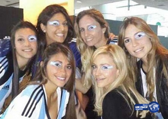 صديقة ميسي المثيرة تقود مشجعات الأرجنتين!