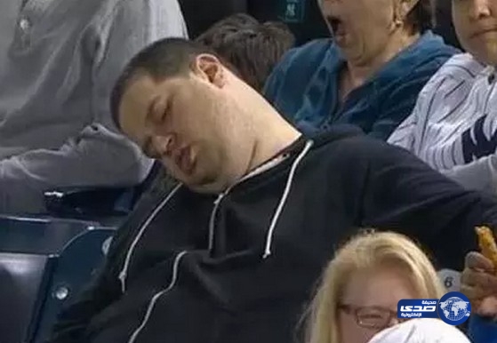 بالفيديو .. مشجع يطلب تعويض 10 مليون دولار بعد ظهوره نائما على شاشة التلفاز