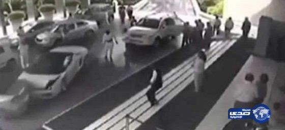 بالفيديو:موظف فندق يقود سيارة لامبورجيني لنزيل ويصدمها بالحائط