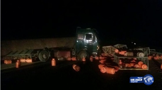 تعرض شاحنة غاز لحادث انقلاب في تبوك