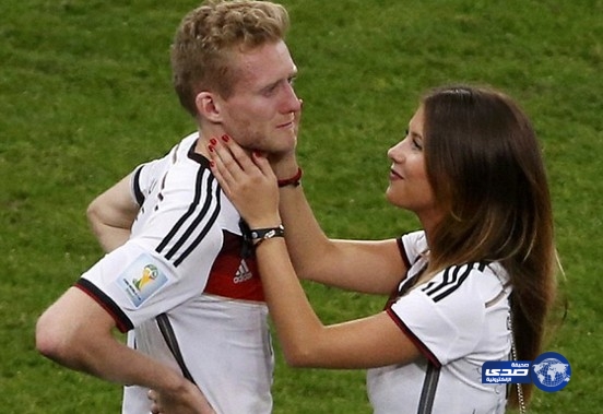 صديقات اللاعبين الالمان أول المهنئين في استاد الماركانا