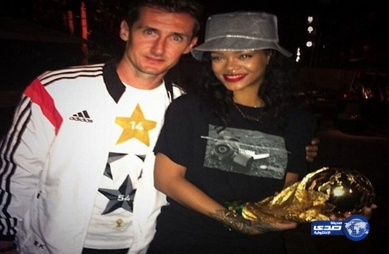 ريهانا تكسر بروتوكول الفيفا وترفع كأس العالم بيديها في احتفالية الألمان!