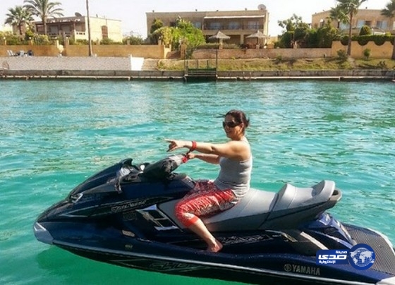 وفاء عامر بملابس البحر تستعرض مهارتها على الـ جيت سكي
