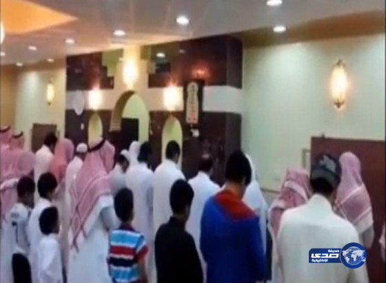 بالفيديو.. صبي عمره 14 عاماً يؤم المصلين في التراويح