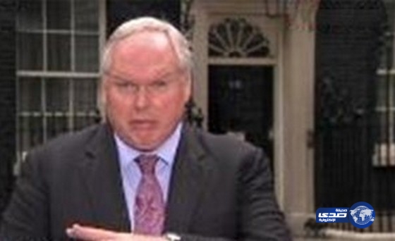 بالفيديو.. مذيع بريطاني يبتلع ذبابة على الهواء ويتابع النشرة!