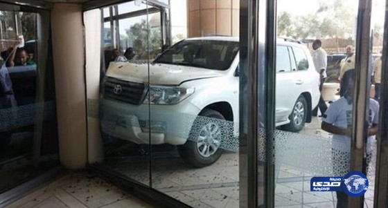 “جيب تويوتا” تتجاوز الرصيف وتحطم زجاج مدخل صالات القدوم بمطار الرياض