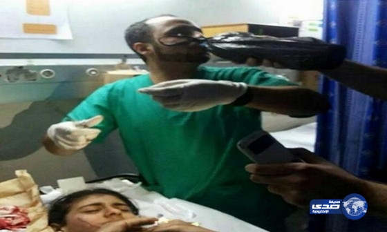 طبيب فلسطيني يتناول إفطاره أثناء عملية جراحية لأحد الأطفال
