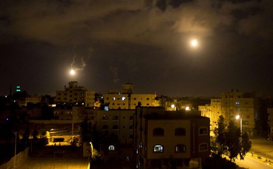 اشتباكات بين فلسطينيين والجيش الإسرائيلي في قطاع غزة