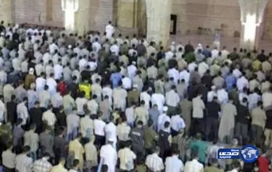 إمام مسجد يقطع التراويح ويطرد المصلين