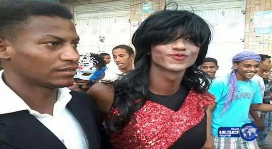 بالصور: شابان بملابس الزفاف يثيران جدلا في حضرموت