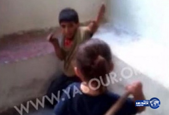 بالفيديو.. أب لبناني يشجع ابنه على ضرب طفل سوري بالعصا