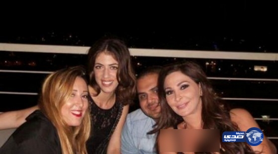 اليسا تثير الجدل بصورة جمعتها مع أصدقائها