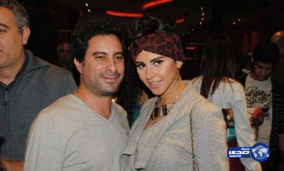 فنانة مصرية تثير استياء جمهورها بفستان قصير وقبلة لزوجها