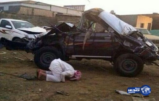 شاب يسجد لله بعد نجاته من حادث مروري مروع على الطريق الدولي جازان-القنفذة