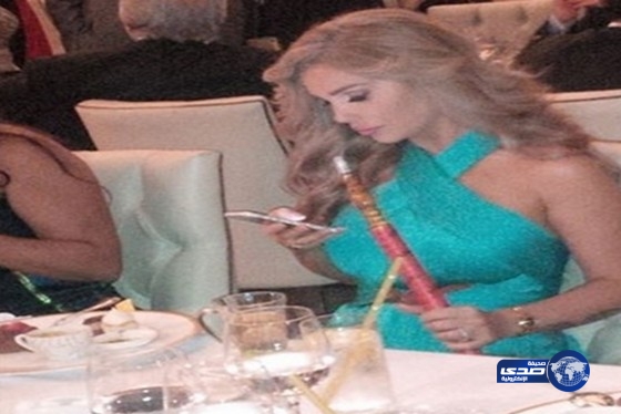 نيكول سابانيكول سابا في حفل سحور تدخن «الشيشة»
