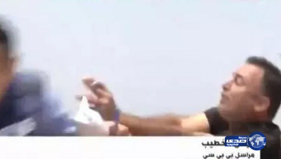 بالفيديو: إسرائيلي يعتدي على مراسل &#8220;بي بي سي&#8221; في تل أبيب