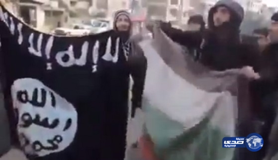 بالفيديو.. &#8220;داعش&#8221; تدهس علم فلسطين بالأقدام