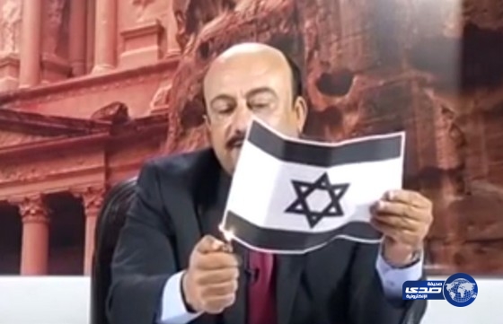 بالفيديو:اعلامي يحرق علم اسرائيل على الهواء مباشرة !